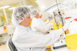 produktionsmitarbeiter-sauberraum_xs produktionsmitarbeiter-sauberraum